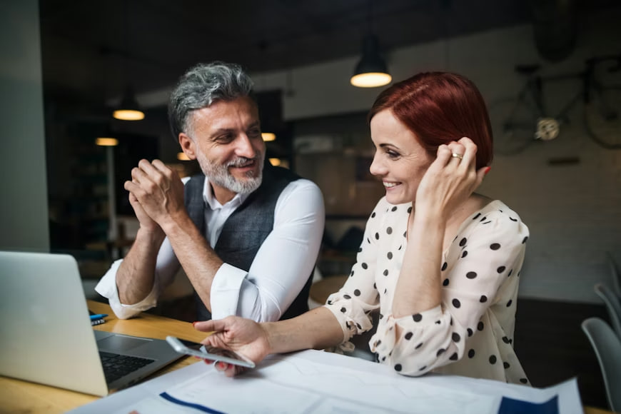 Adulti attivi che curano il proprio benessere quotidiano